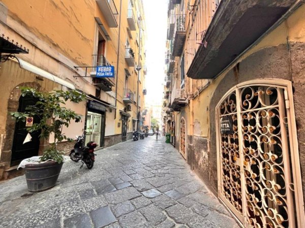 negozio in vendita a Napoli in zona Chiaia