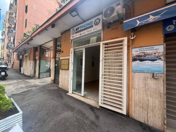negozio in vendita a Napoli in zona Vomero