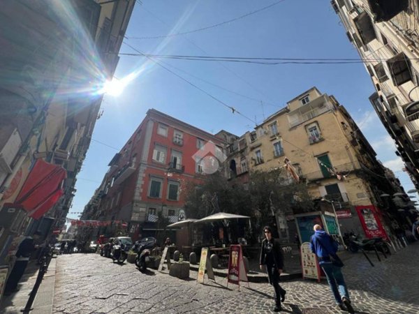 locale commerciale in vendita a Napoli in zona San Lorenzo