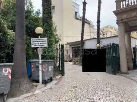 appartamento in vendita a Napoli in zona Chiaia