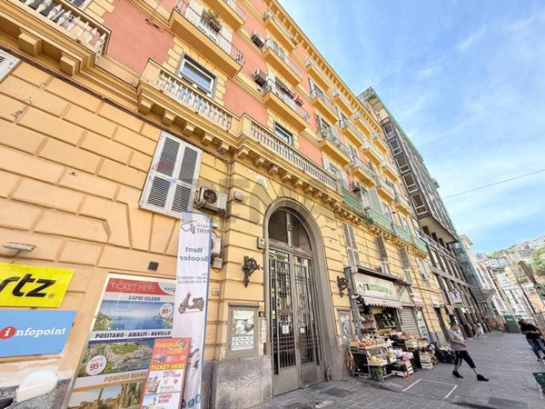 appartamento in vendita a Napoli in zona Chiaia