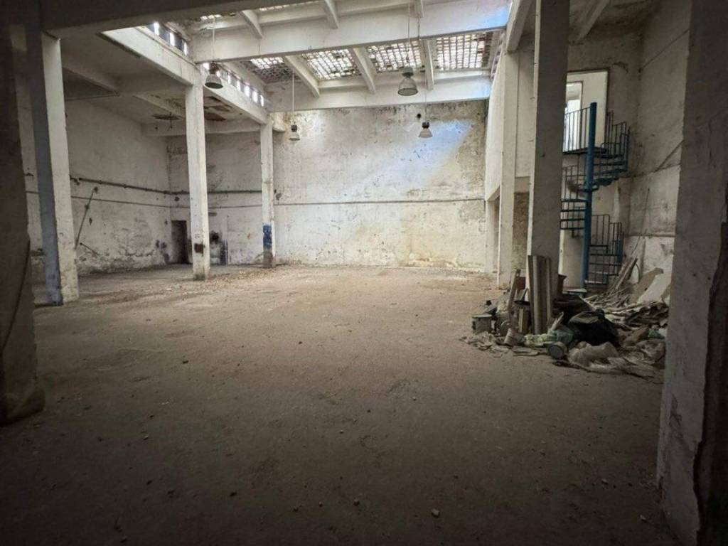 negozio in vendita a Napoli in zona Capodimonte / Colli Aminei