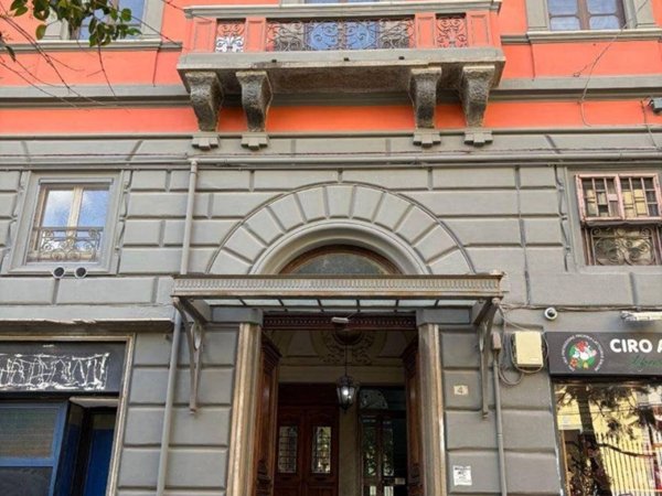 locale commerciale in vendita a Napoli in zona Chiaia
