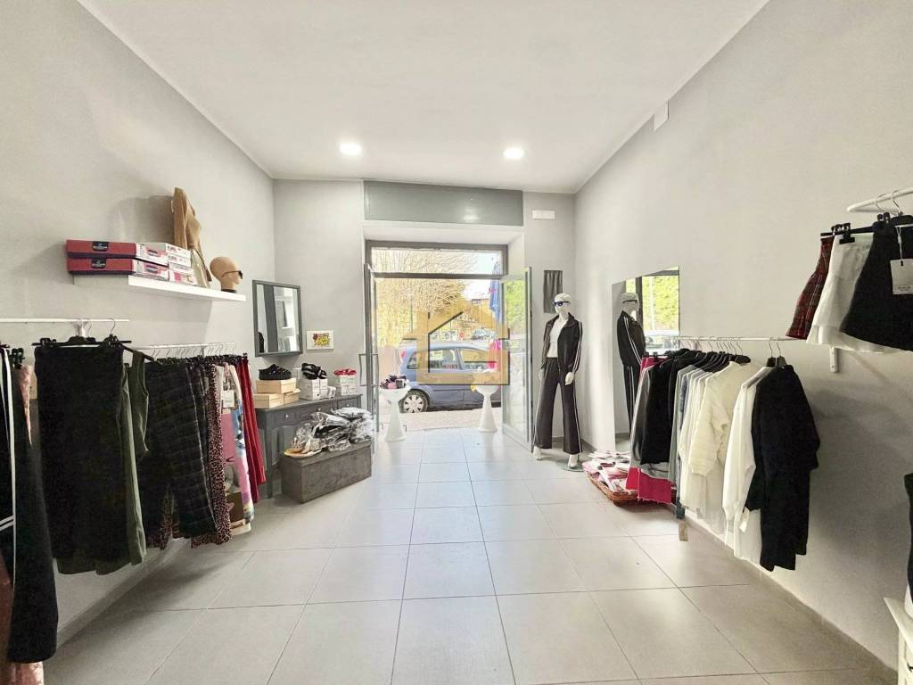 negozio in vendita a Napoli in zona Capodichino