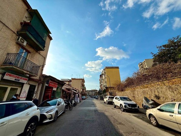 negozio in vendita a Napoli in zona Miano