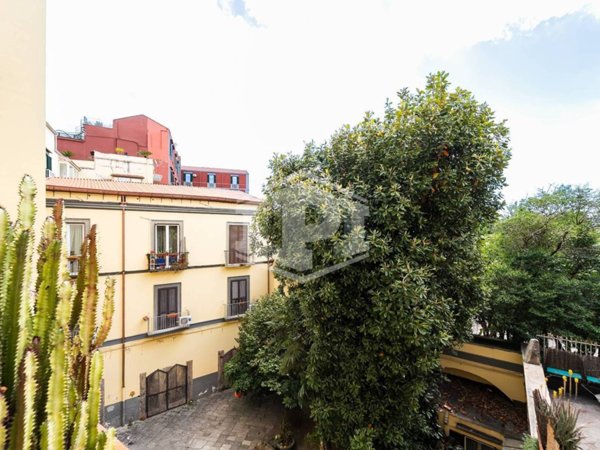 appartamento in vendita a Napoli in zona Chiaia