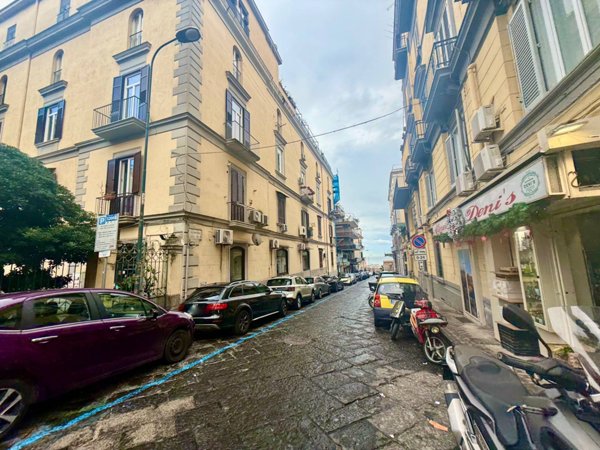 appartamento in vendita a Napoli in zona Chiaia