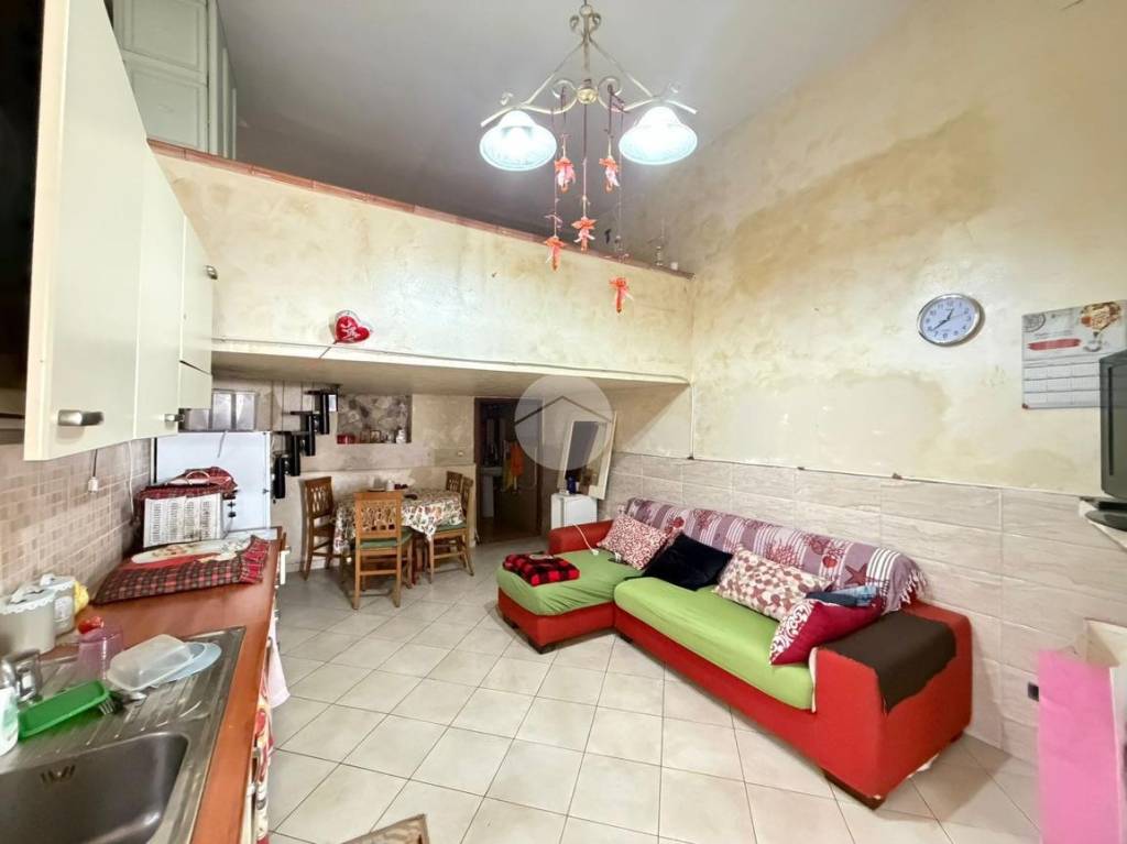 appartamento in vendita a Napoli in zona San Carlo all'Arena