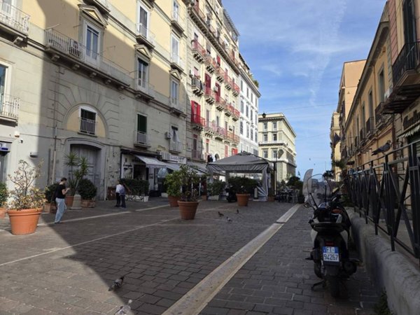 locale commerciale in vendita a Napoli in zona Chiaia