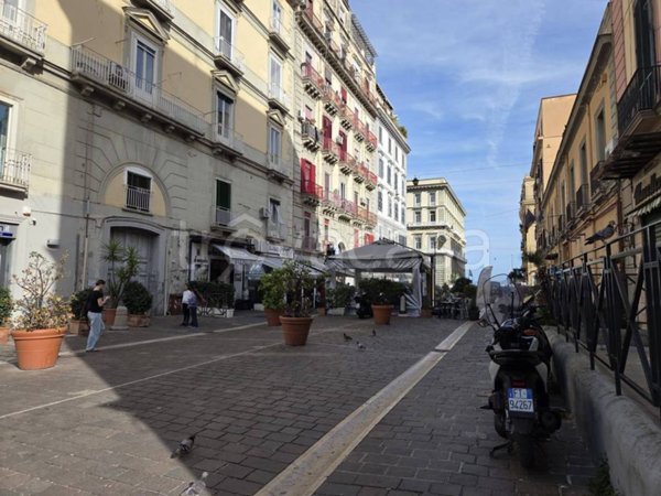 locale commerciale in vendita a Napoli in zona Chiaia
