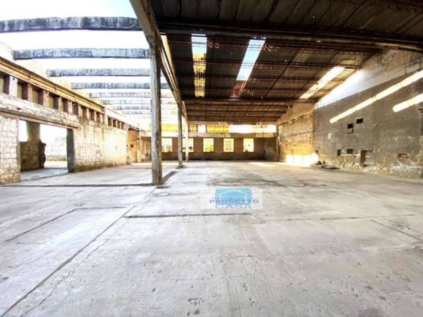 locale commerciale in vendita a Napoli in zona San Giovanni a Teduccio