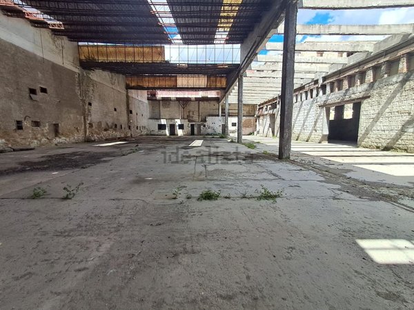capannone in vendita a Napoli in zona San Giovanni a Teduccio