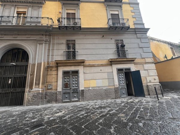 negozio in vendita a Napoli in zona Stella