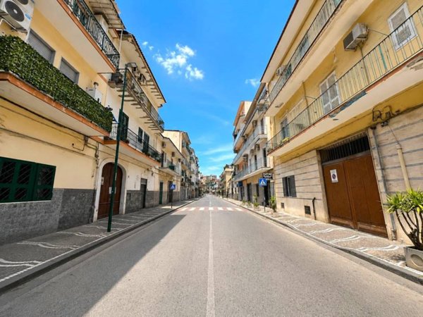 negozio in vendita a Napoli in zona Piscinola