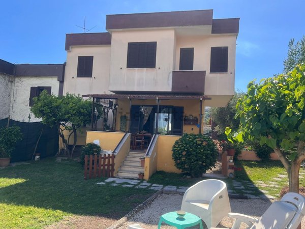 casa indipendente in vendita a Napoli in zona Bagnoli