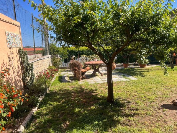 casa indipendente in vendita a Napoli in zona Bagnoli