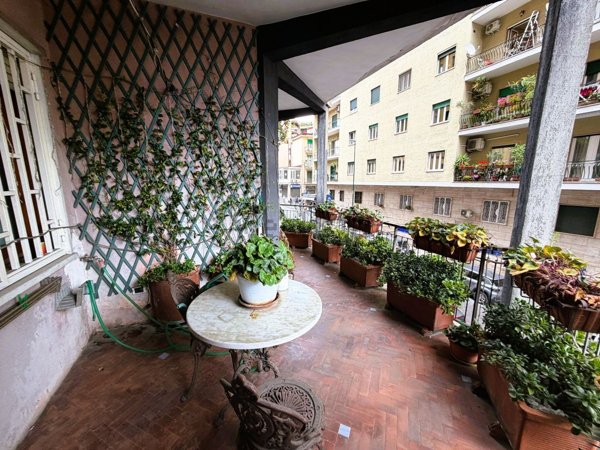 appartamento in vendita a Napoli in zona Chiaia