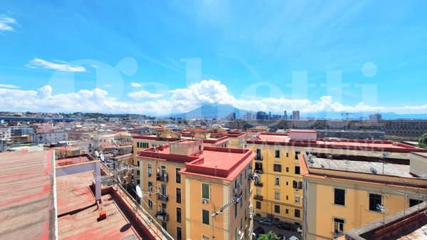 appartamento in vendita a Napoli in zona San Carlo all'Arena