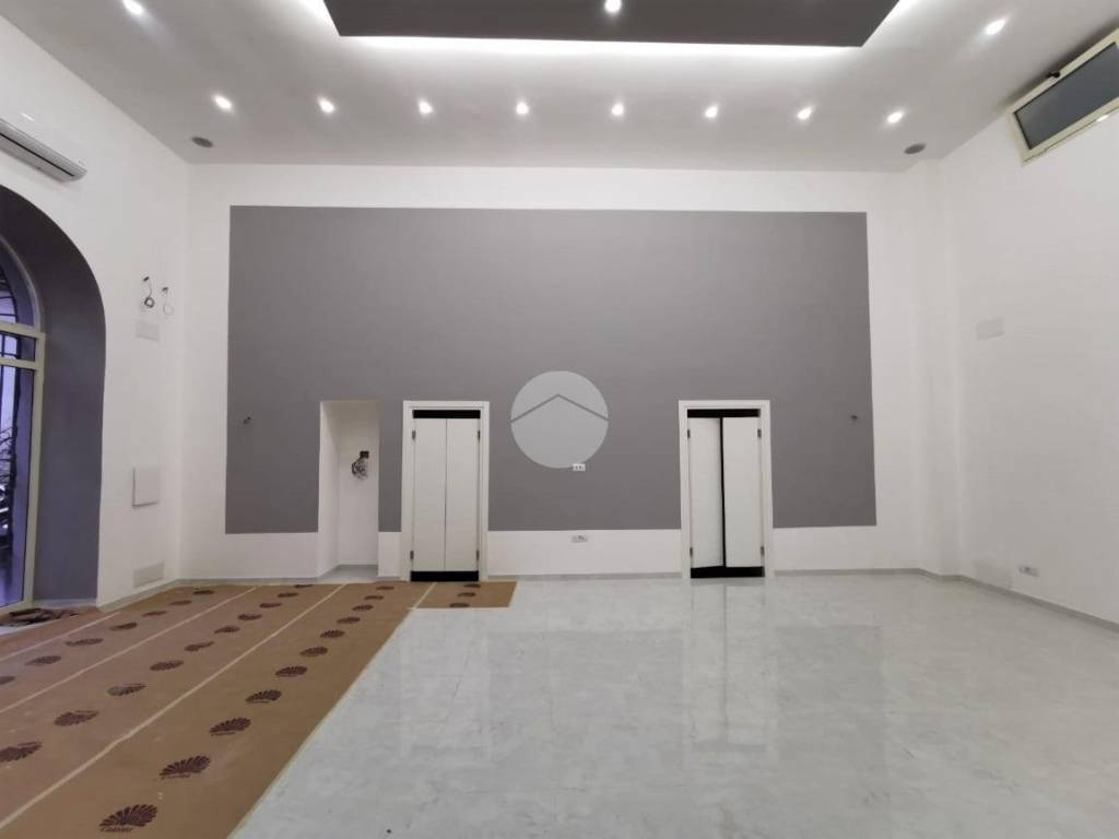 negozio in vendita a Napoli in zona Arenella