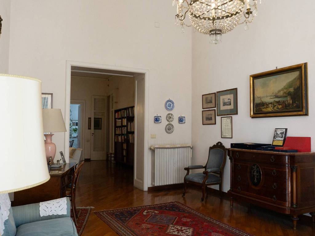appartamento in vendita a Napoli in zona Chiaia