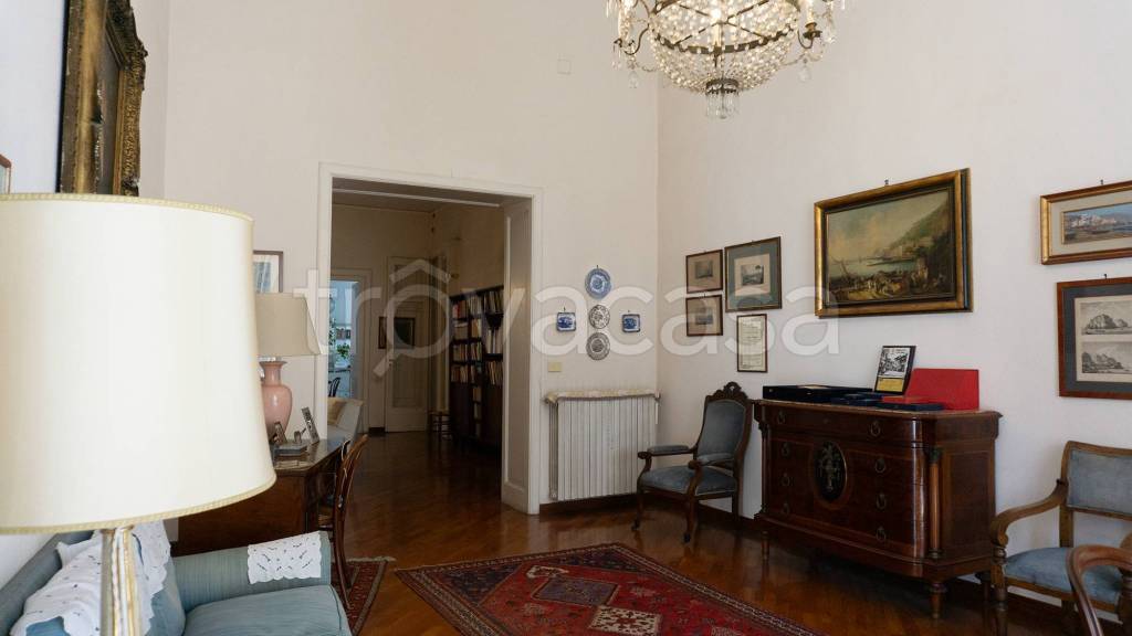 appartamento in vendita a Napoli in zona Chiaia
