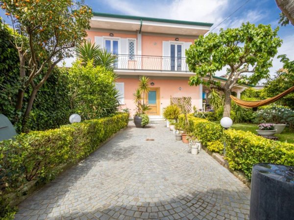 casa indipendente in vendita a Napoli in zona Camaldoli