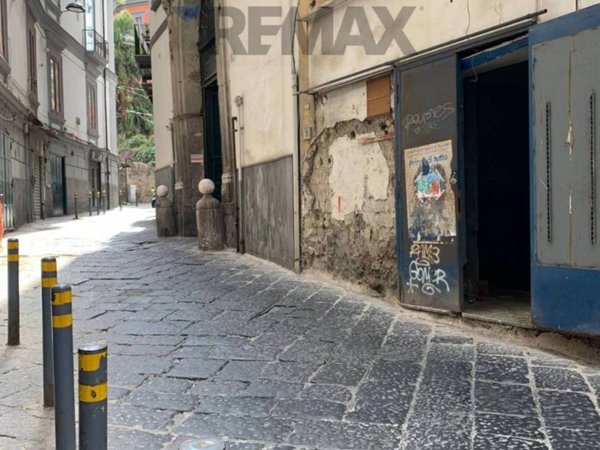 negozio in vendita a Napoli in zona Chiaia