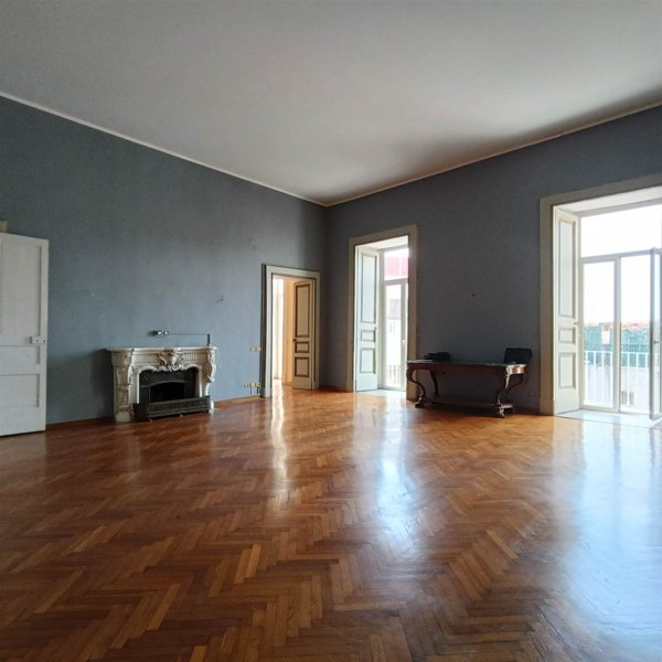 appartamento in vendita a Napoli in zona Chiaia