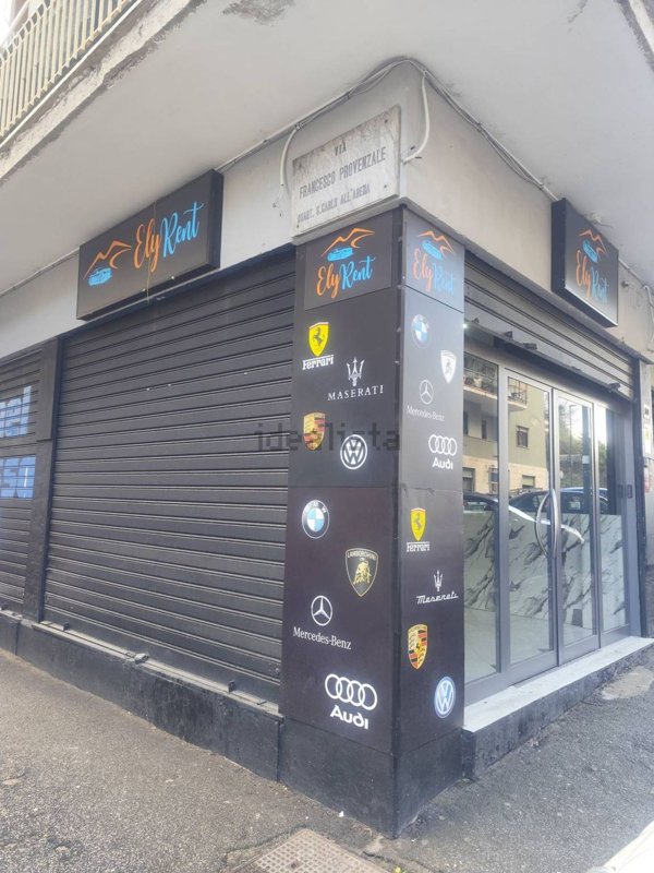 negozio in vendita a Napoli in zona Capodichino