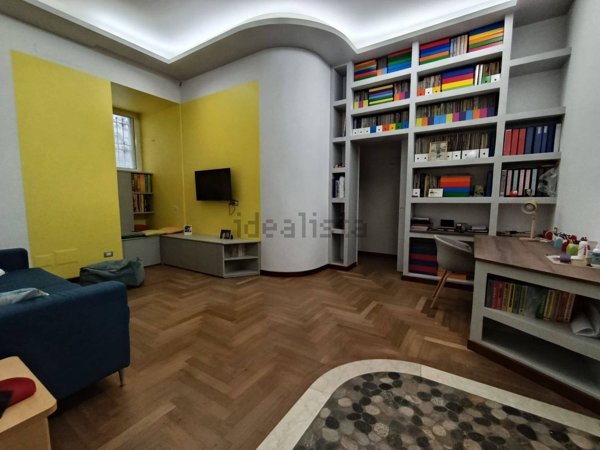 appartamento in vendita a Napoli in zona Chiaia