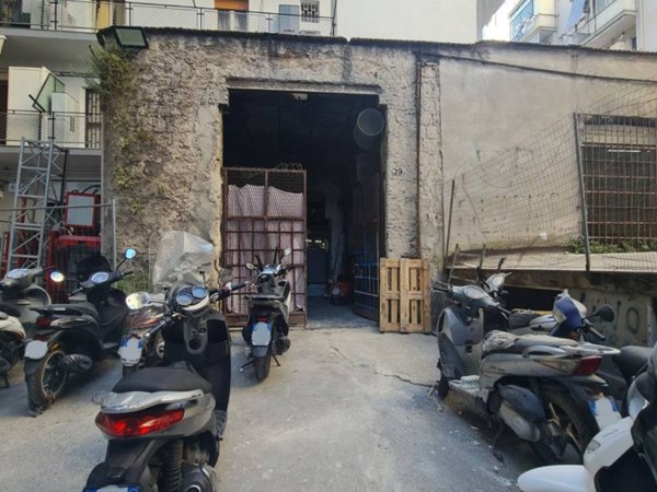 negozio in vendita a Napoli in zona San Carlo all'Arena