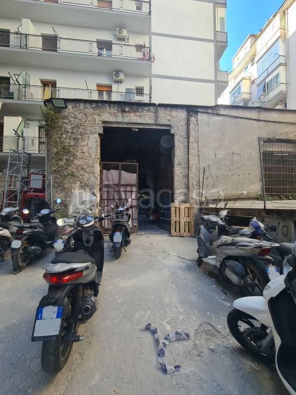 negozio in vendita a Napoli in zona San Carlo all'Arena