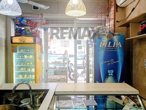 negozio in vendita a Napoli in zona Zona Industriale-Ferrovia