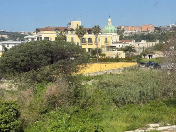 appartamento in vendita a Napoli in zona San Carlo all'Arena