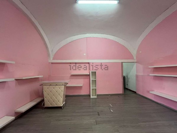 locale commerciale in vendita a Napoli in zona Pendino / San Giuseppe