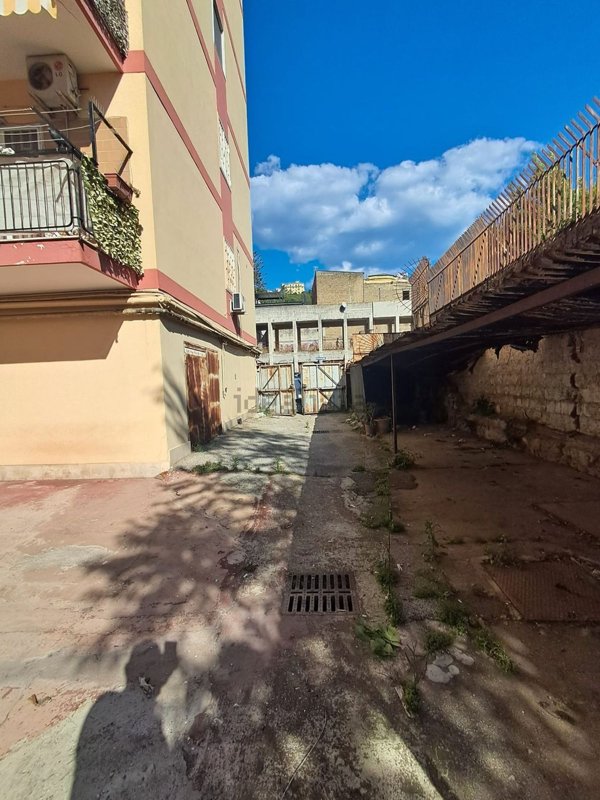 locale commerciale in vendita a Napoli in zona Fuorigrotta