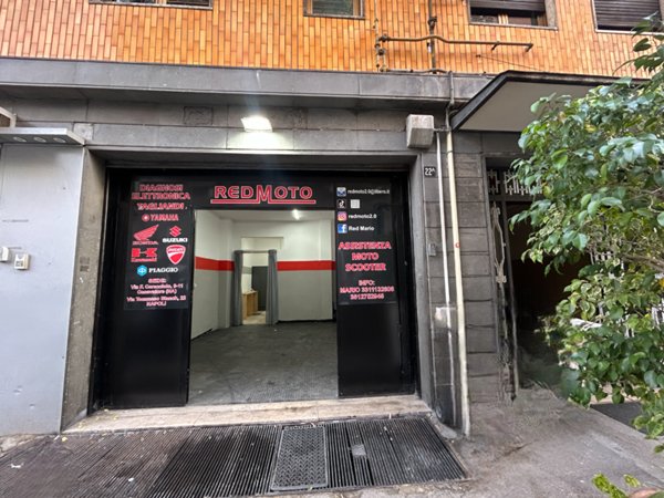 locale commerciale in vendita a Napoli in zona Vicaria