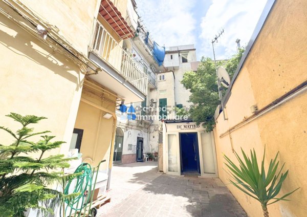 locale commerciale in vendita a Napoli in zona Vomero
