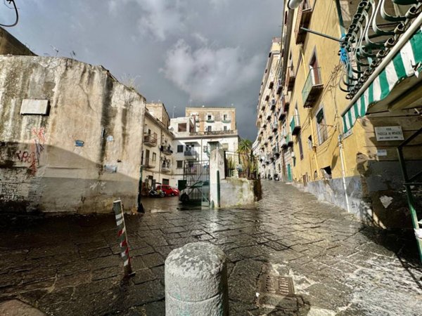 appartamento in vendita a Napoli in zona San Carlo all'Arena