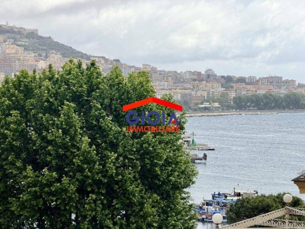 appartamento in vendita a Napoli in zona Chiaia