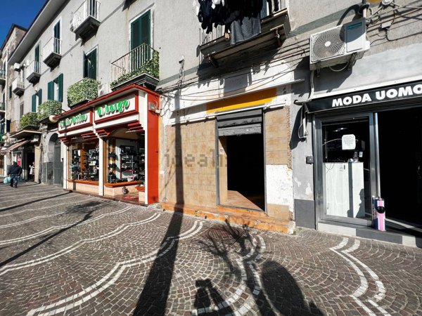 locale commerciale in vendita a Napoli in zona San Giovanni a Teduccio