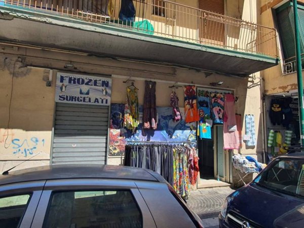 negozio in vendita a Napoli in zona Secondigliano
