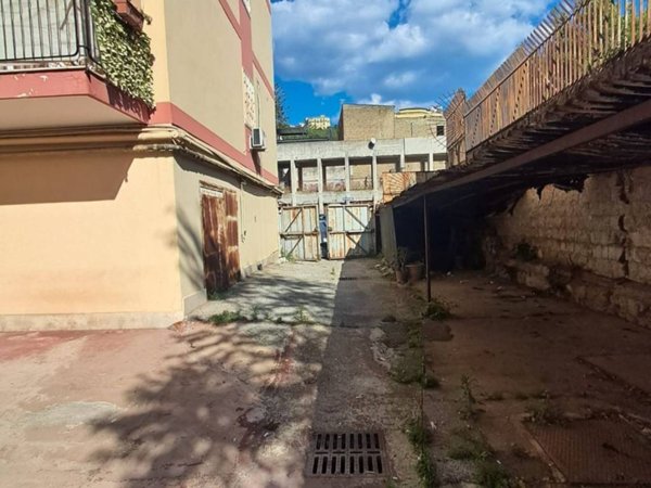 negozio in vendita a Napoli in zona Fuorigrotta