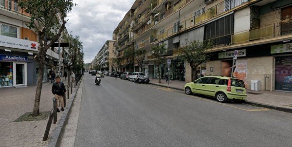 locale commerciale in vendita a Napoli in zona Soccavo