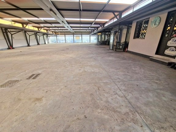 locale commerciale in vendita a Napoli in zona Capodichino