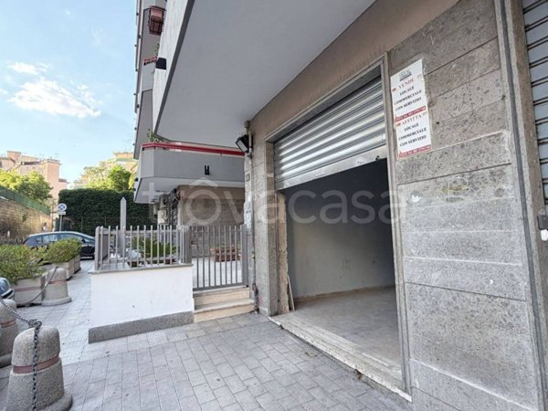 negozio in vendita a Napoli in zona Arenella