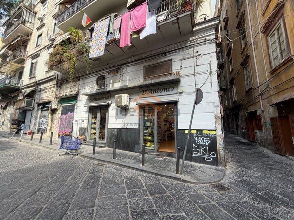 locale commerciale in vendita a Napoli in zona Pendino / San Giuseppe