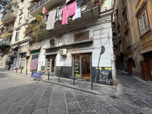 negozio in vendita a Napoli in zona Pendino / San Giuseppe