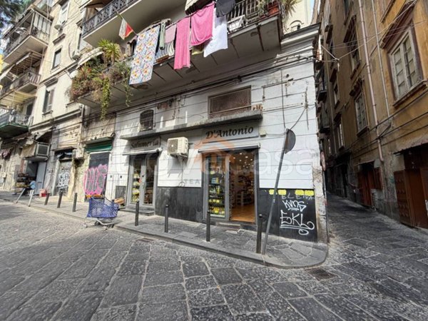 negozio in vendita a Napoli in zona Pendino / San Giuseppe