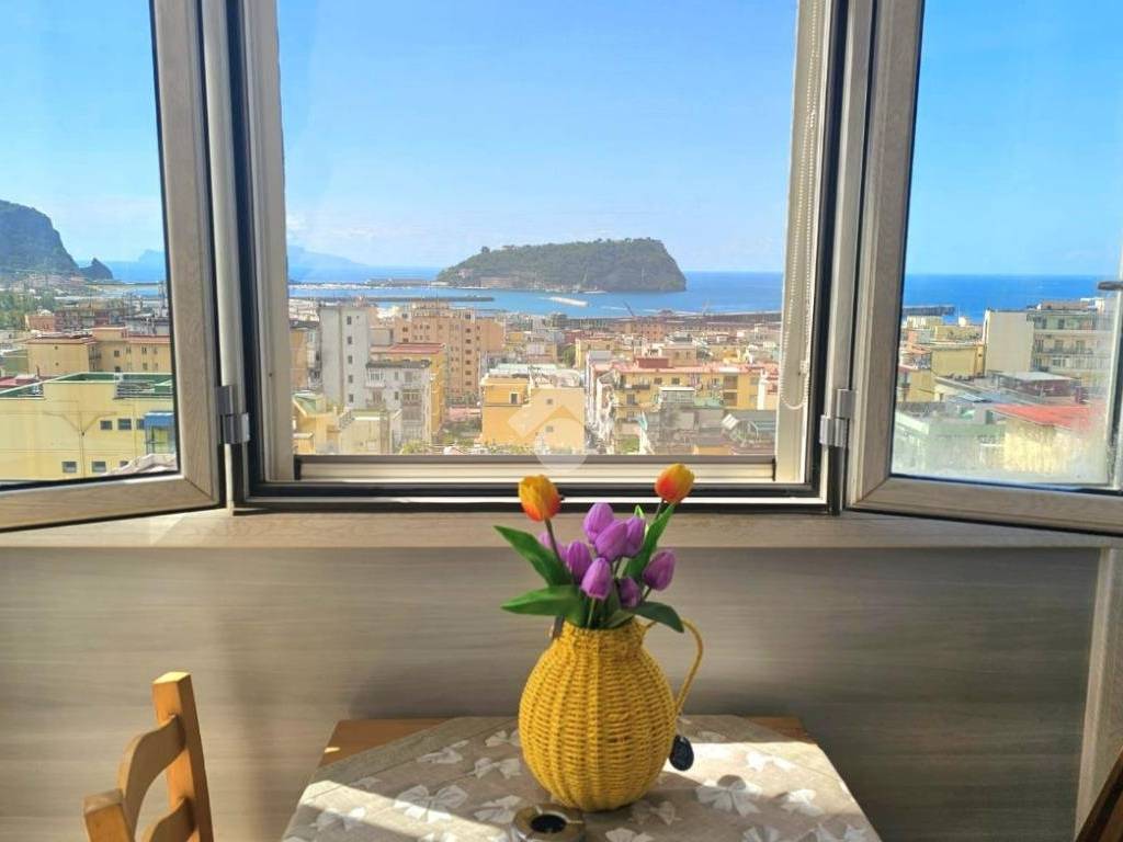 appartamento in vendita a Napoli in zona Bagnoli